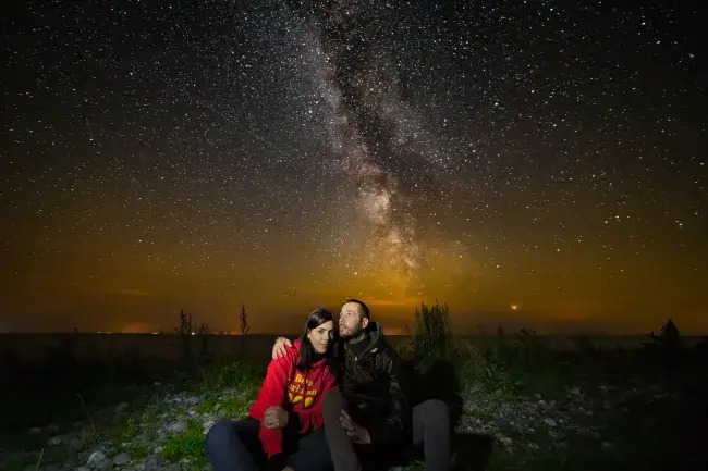 Couple under the Milky Way at Mandemarke Bakker