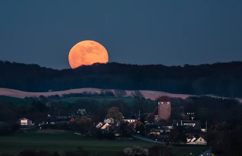 Moonrise over Magleby, Møn