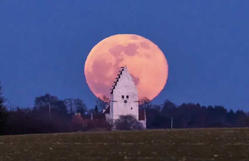 Elmelunde kirke og fuldmånen