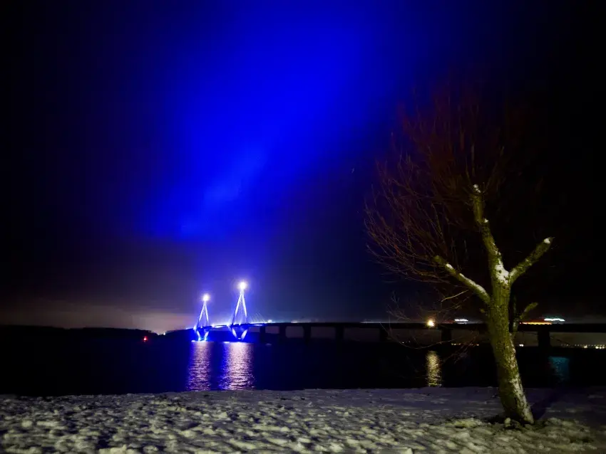 Farøbroen oplyser hele himlen