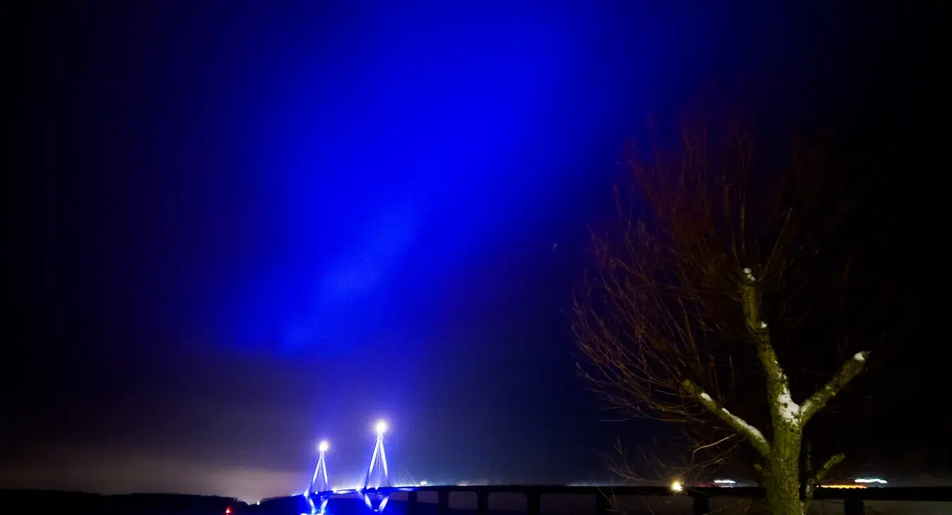 Farøbroen oplyser hele himlen